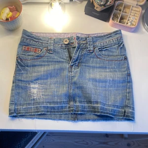 Jeanskjol  - Så snygg jeanskjol som tyvärr är för liten för mig! Perfekt till sommaren med fina detaljer❤️Midjemåttet tvärsöver är 34-35 cm❤️