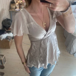 Isabel marant Topp - SUPER fin i JÄTTE bra kvalitet, från isabell marant❣️❣️❣️skulle säga att den är ljusrosa/beige