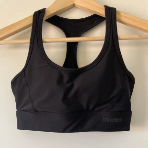 Träningsbh  - Säljer denna träningsbh ifrån Stronger då jag aldrig använt den.