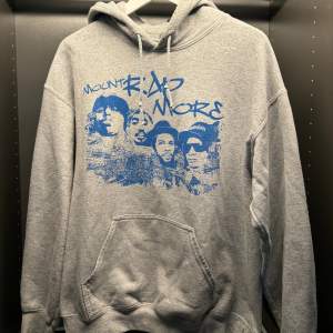 Fett snygg hoodie med blå tryck på där det står mount rap more från shirtstore🩵 