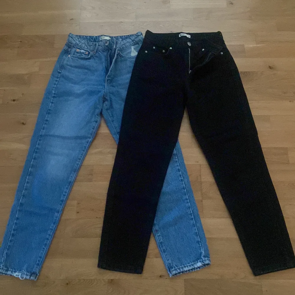Jeans i mycket bra sick. Jeansen är i storlek 34 och är mom jeans. 200kr styck. 300kr vid köp av båda.. Jeans & Byxor.