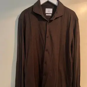 Skjorta i mjuk bomull. Fin brun färg. 