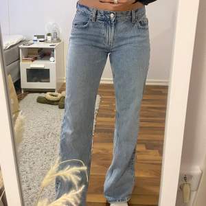 Säljer dessa ljusblåa lågmidjade jeans från Gina tricot i storlek 36. Jeansen har tyvärr aldrig kommit till användning