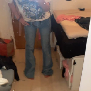 Low waist jeans  - Jätte snygga low waist jeans. Midjemåttet: 80cm  Skriv om du har frågor!