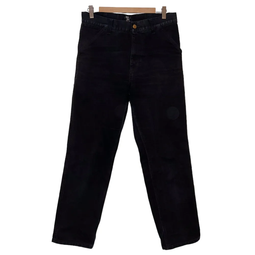 Svarta Carhartt Single Knee jeans i strl  w30 l32 helt okej skick, inte trasiga men lite urtvättade, skriv för fler bilder eller om du har några frågor. Jeans & Byxor.