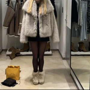 Zara pälsjacka - Säljer denna supersnygga pälsjacka från zara som inte går att köpa längre endast provad, köpt för 2000kr