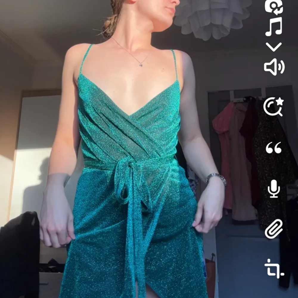 Otroligt fin smaragdgrön glittrig klänning, använd endast en gång på en familjekonsert🥰fick många komplimanger! Kan spännas vid axelbanden!. Klänningar.
