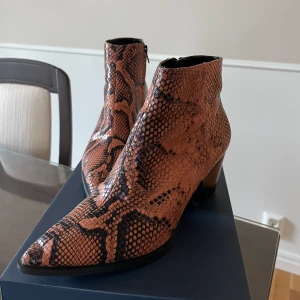 Boots ormskinn - Boots från Mango i stl 38. Använda ett fåtal gånger.