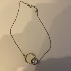 Halsband  - Säljer för jag är guld tjej, vet inte vad den kostar men ny pris: 80 