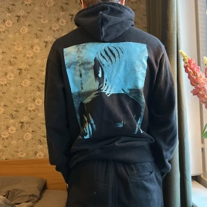 Tröja - Oversized Hoodie med tryck i strl S 