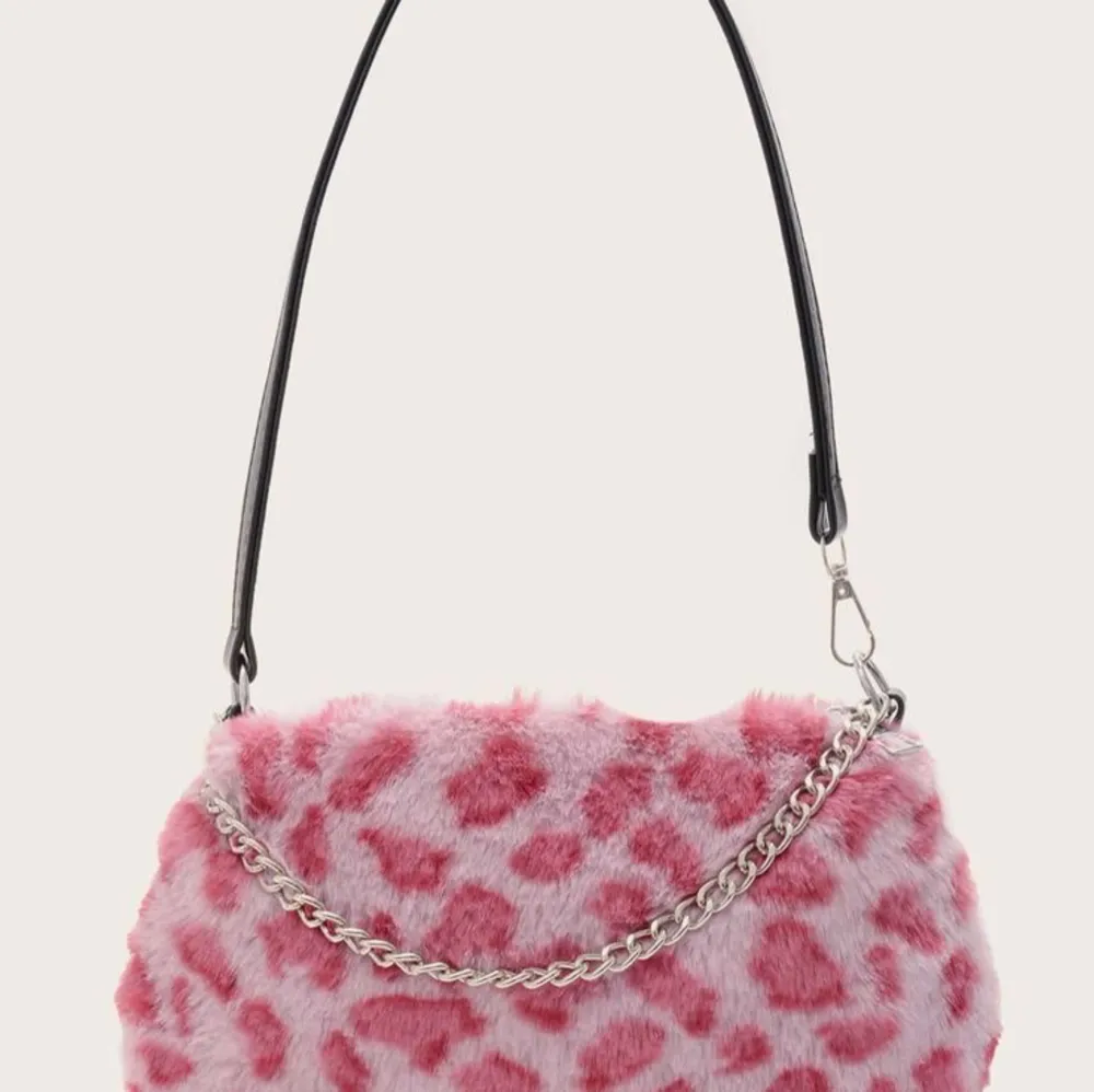 Rosa fluffig leopardväska från Shein 2020.. Väldigt gullig. Väskor.