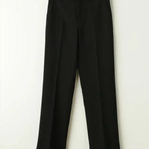 Kostymbyxor från gina - Jätte fina kostymbyxor från gina med ett jätte härligt material. Jag köpte dessa i vintras och har inte använts de jättemycket. Skulle säga att midjan är lite mid-waist men du kan såklart få de att sitta lägre❤️