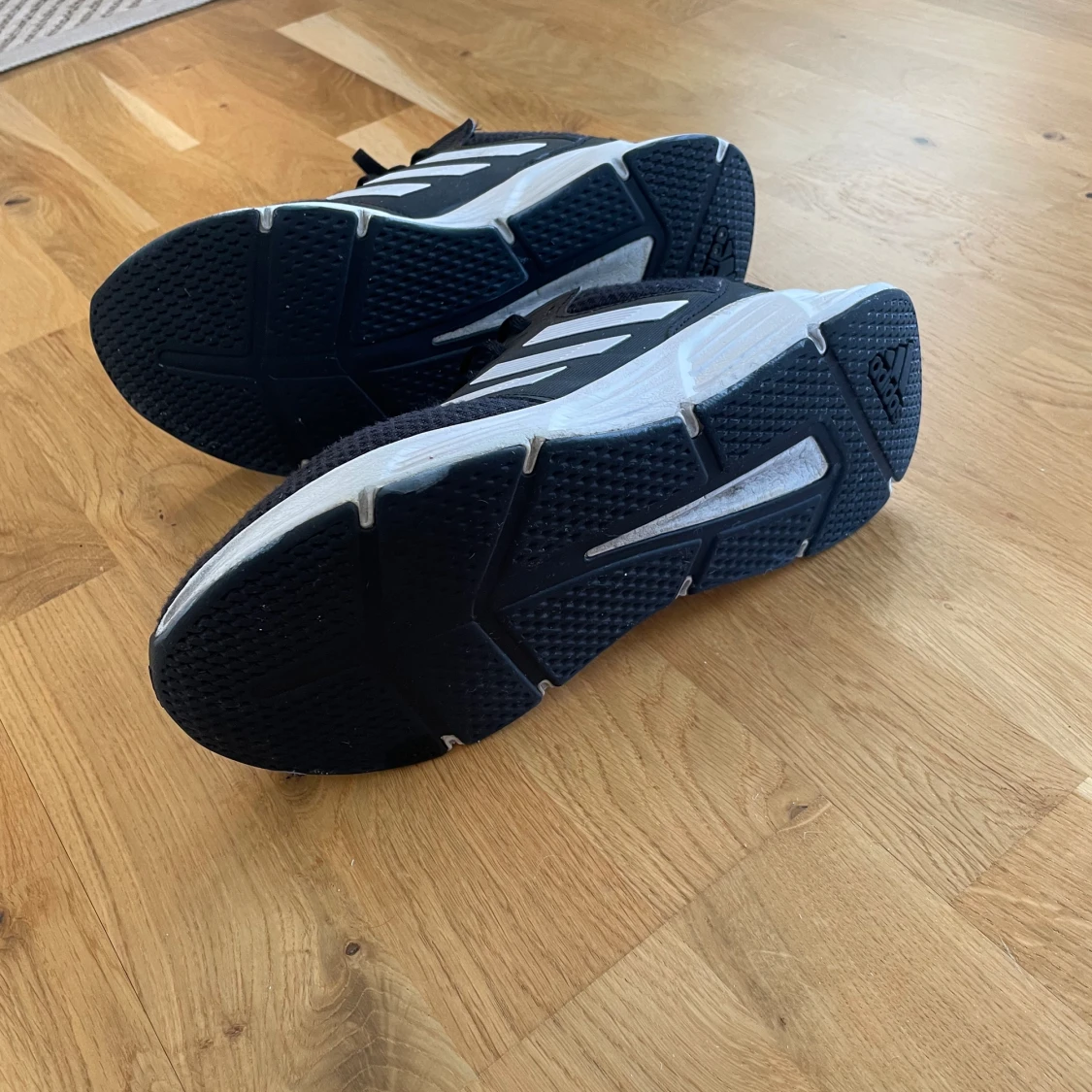 Svarta Adidas löparskor - 91