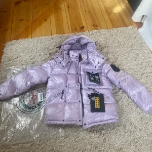 Moncler Genius damjacka - Hej Säljer min syrras oanvända moncler jacka. Lapparna sitter kvar som när hon fick den. Den är i storlek 1/S och jättefin.
