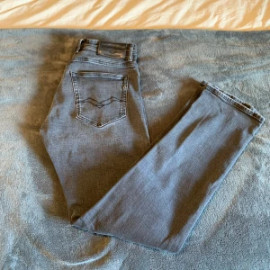 Replay Jeans - Säljer dessa snygga replay jeansen, storlek 31/32. Tveka inte på att höra av dig minsta lilla fundering.