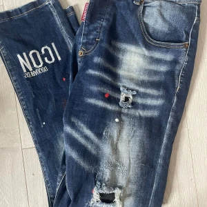 Dsquered2 jeans - Använda max 3 gånger, väldigt fina dsquered2 byxor.