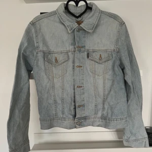 Jeansjacka - Jeansjacka  På sista bilden ser de ut som en liten fläck. Går kanske att behandla annars märks den knappt. 