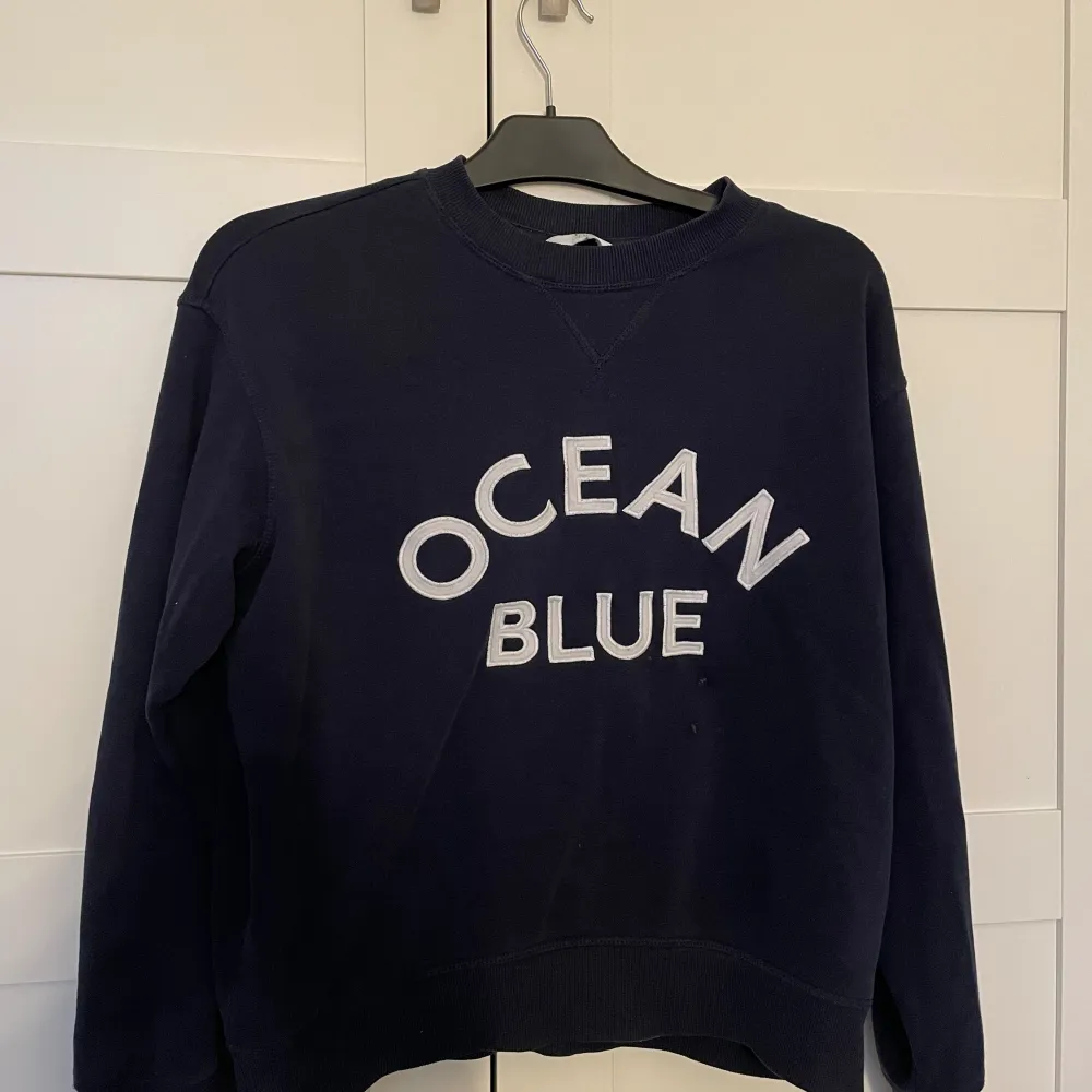 Mörkblå sweatshirt från h&m som är använd men fortfarande i perfekt skick💓den är i storlek XS💘hör av dig om du vill se fler bilder eller är intresserad . Hoodies.