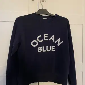 Mörkblå sweatshirt från h&m som är använd men fortfarande i perfekt skick💓den är i storlek XS💘hör av dig om du vill se fler bilder eller är intresserad 