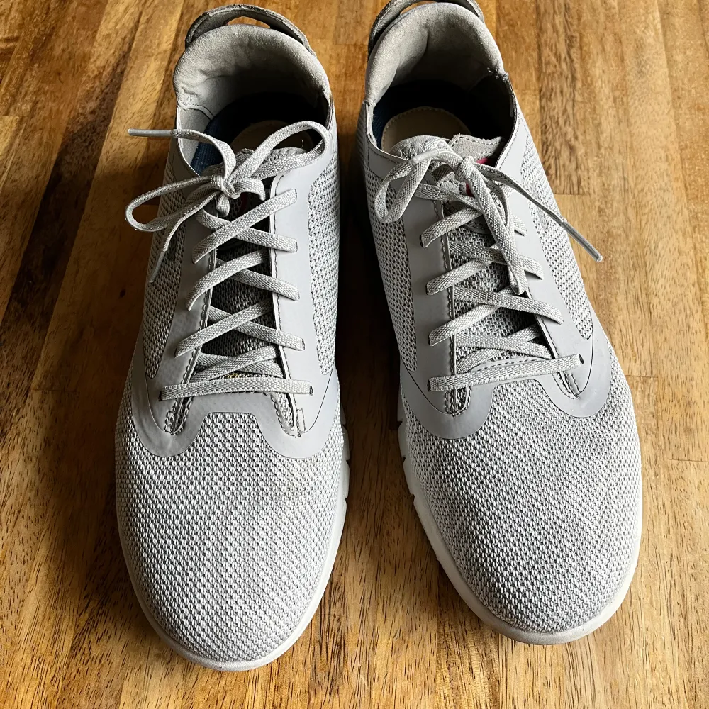 Clean grey sneakers from Geox in size 41 (EU). They run slightly big in size. They fit me, who is usually a 41.5 (EU). Used sparingly and little sign of wear.. Skor.