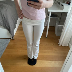 Yoga pants - Jättesöta yoga pants från Young gina som jag köpte förra året. De är i fint skick men sitter bara lite kort på mig nu. Byxorna kan vara lite genomskinliga. 🫶🏼
