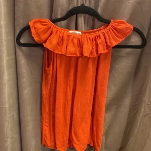 röd topp - Röd topp som är relartivt använd. På bilden ser den nästan orange ut men den är klar röd i verkligheten. Inga tecken på slitage. Passar även folk som bör xxs-s! 