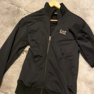 Armani dress - Armani (ea7) tracksuit säljs vidare har ingen nytta med den längre. Frågor det bara ställa:)