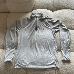 Långärmad träningströja - Använd fåtal gånger, mycket bra skick. Färgen är ljusgrå. 