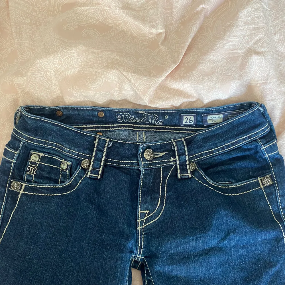 Skitsnygga miss me bootcut jeans köpta i Amsterdam! Superbra skick bortsett från slitningarna nedtill (se bild 5) men de märks inte. midjemått: 36,5cm innerbenslängd: 83cm priset kan alltid diskuteras och är alltid öppen för prisförslag💗. Jeans & Byxor.