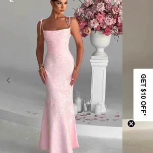 Klänning babyboo  - Helt ny med prislapp, perfekt till balen. Helt slutsåld på hemsidan och kostade ca 1100 plus 400kr frakt och tull.