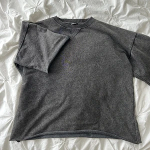 Kortärmad tröja  - Liknande zara tröja från Gina. Använd fåtal gånger så i bra skick. Skriv om du har frågor💕💕