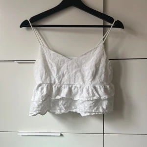 Volang topp - Säljer denna volang topp då den är för liten. Den är använd fåtal gånger och är i fint skick.  Den är ganska liten i storleken.