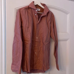 Eton kostymskjorta - Eton kostymskjorta, Storlek 39. Väldigt lite använd. Kom med prisförslag. Köparen betalar frakt.