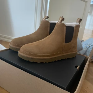 Mans uggs  - Säljer papps uggs som jag o mamma köpte i julklapp till honom men de användes aldrig så de ä helt nya, strl 43. Kommer i original låda o allt 