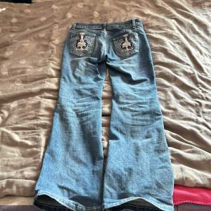 Jättesnygga flared jeans med coola detaljer på bakfickorna <3