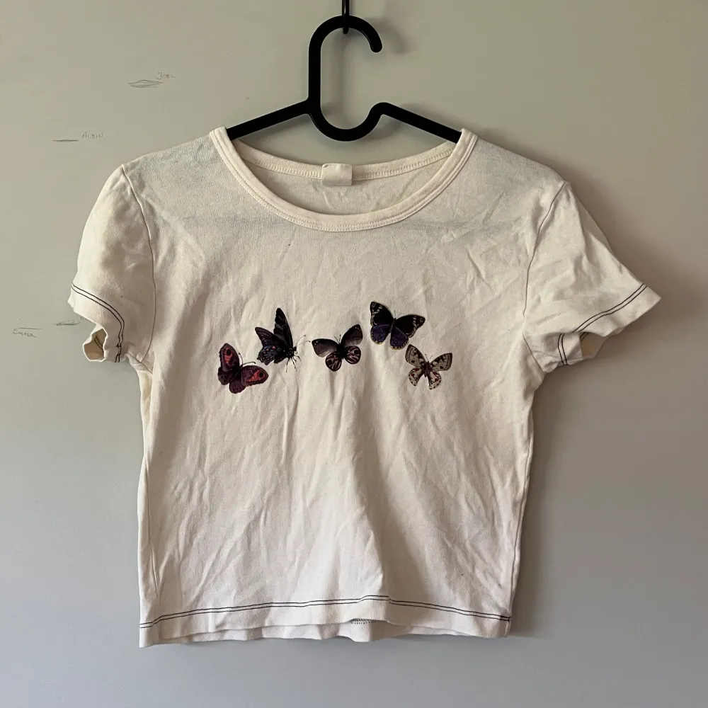 Köpt på Plick, men själv aldrig använt. En baby tee med fem fjärilar, väldigt fin 🦋. T-shirts.