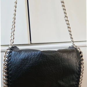 Svart tiamo väska - En äkta tiamo väska som inte kommer till användning längre, får plats med jätte mycket och är använd cirka 5 gånger max💞. Kom privat för mer bilder!