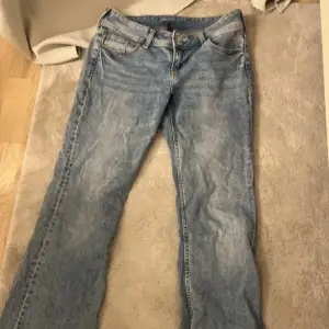 Snygga jeans från H&M som inte säljs längre. Storlek 38 men passar en 36 också. Priset kan förhandlas vid snabb affär
