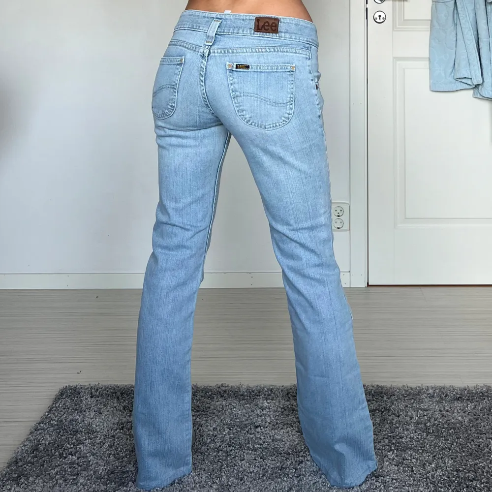 midjemått: 37cm rakt över, innerbenslängd: 80cm 💗 . Jeans & Byxor.