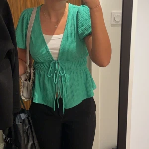 Topp med knytning - Superfin topp/blus med knytning framtill. Säljer då den inte kommer till användning💕💕Endast använd 1 gång