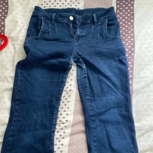 utsvängda blå jeans lågmidjade - fina jeans köpta i second hand