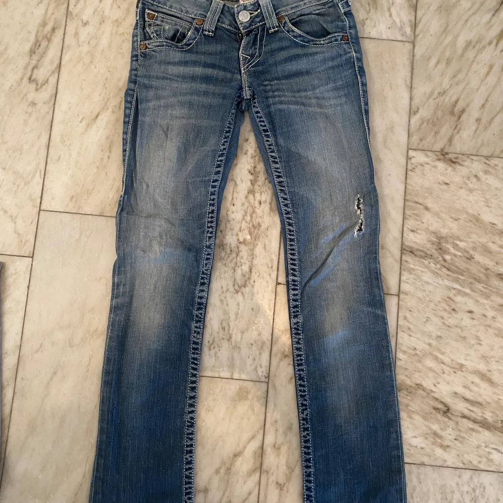 Säljer mina lågmidjade True Religion jeans❤️❤️❤️I modellen straight, storlek 25. Jeans & Byxor.