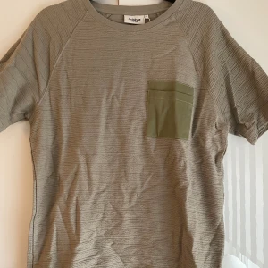 T-shirt - Helt oanvänd. Prislappen sitter kvar. Bara skrynklig eftersom den legat i garderoben 