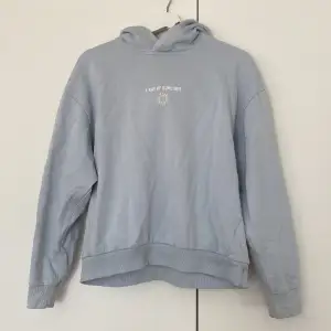 En blå hoodie med tryck från lager 157