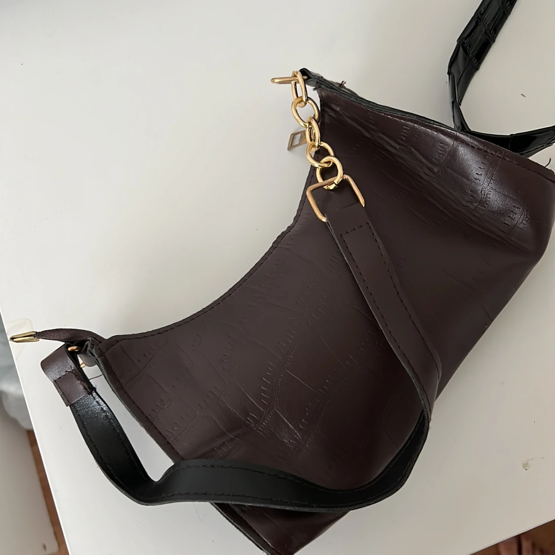 Svart/brun axelväsk