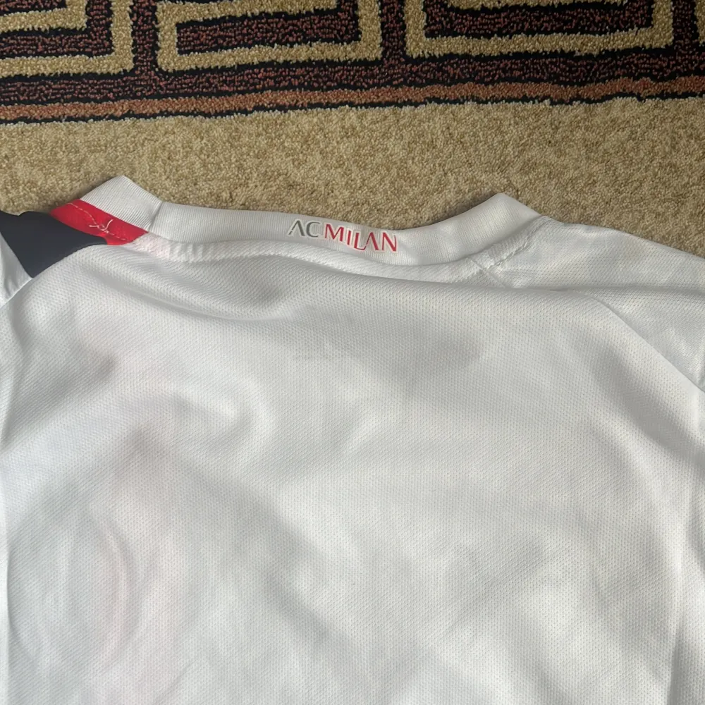 Milan tröja storlek M säljs pågrund av att den är för stor. Pris kan diskuteras . T-shirts.
