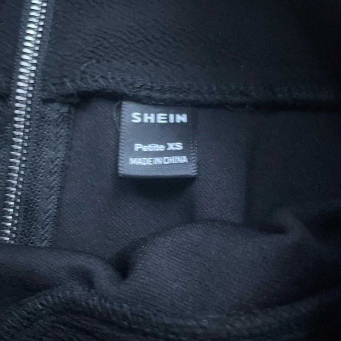 högmidjad svart kjol - 92