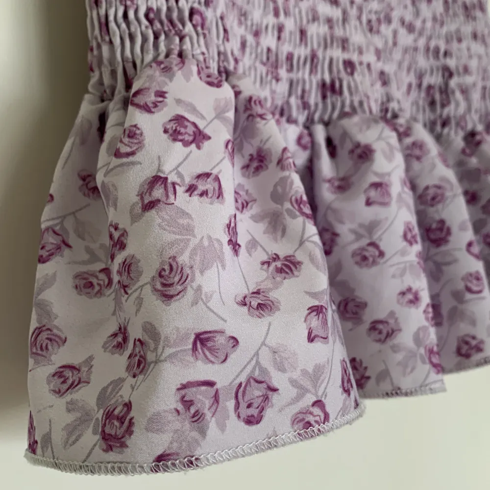 Kjol med lila blommigt mönster  Köpt på SHEIN men kommer inte till användning Den är i storlek xs men passar även s . Kjolar.