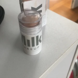 Milk highlighter - Den var köpt för två dagar sen på min födelsedag och jag trodde de va en bronzer men sen jag öppnade den och det va fel och jag hade rivit sönder den så jag kan inte ge tillbaka den och det står LIT där uppe jag vet inte om det betyder nåt (oanvänd)