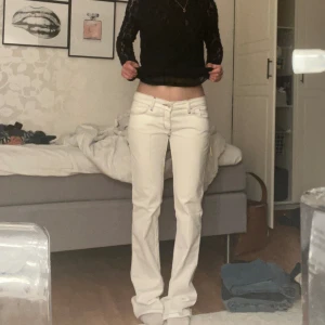 Lågmidjade jeans  - Ett par supersnygga vita lågmidjade bootcut jeans i strl 27/32. De är helt nya med prislapp och jag säljer då de är för långa och lite stora. Nypris är 2300 kr men jag säljer för 560:-. Kan både mötas upp och frakta💕